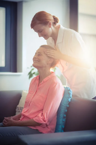 Kvinnliga sjuksköterskan ger huvudmassage till kvinna — Stockfoto