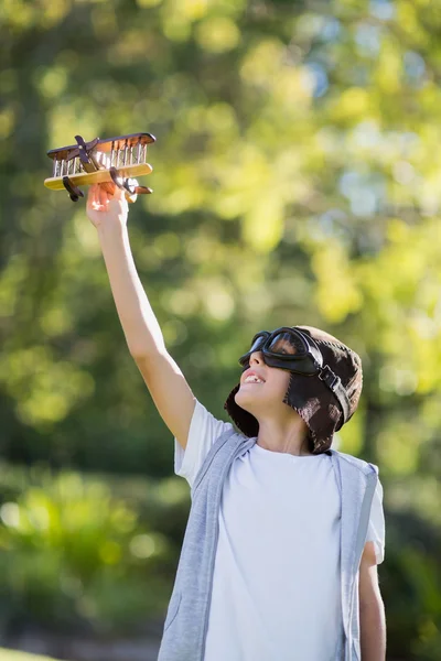 Junge spielt mit einem Spielzeugflugzeug — Stockfoto