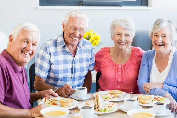 Senioren samen na de lunch — Stockfoto