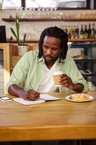 Hombre escribiendo en un cuaderno — Foto de Stock