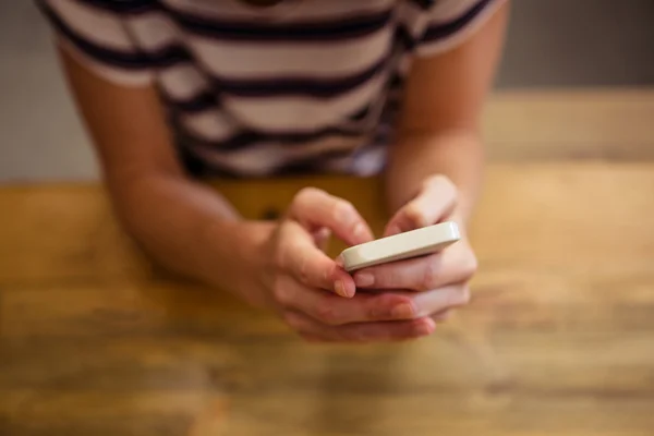 Kvinna med hjälp av en smartphone — Stockfoto