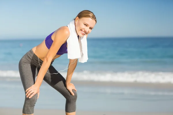 Mujer tomando un descanso después de hacer ejercicio — Foto de Stock