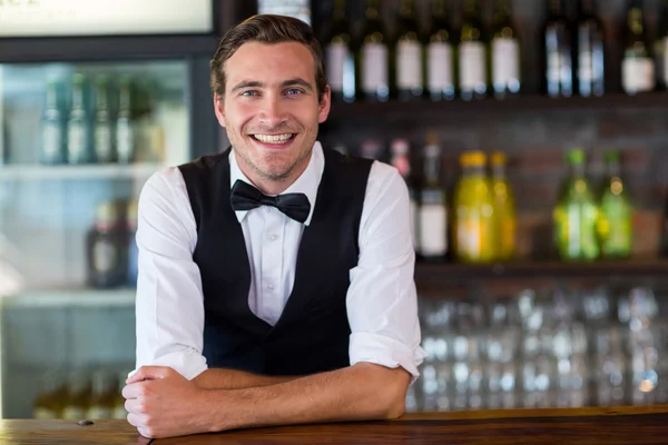 Camarero apoyado en el mostrador de bar — Foto de Stock
