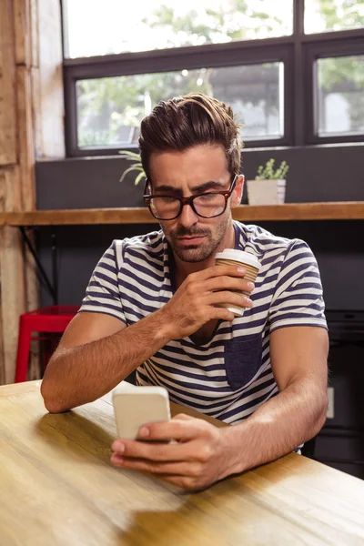 Человек, использующий телефон в кафетерии — стоковое фото