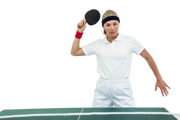 Atleta feminina jogando tênis de mesa — Fotografia de Stock