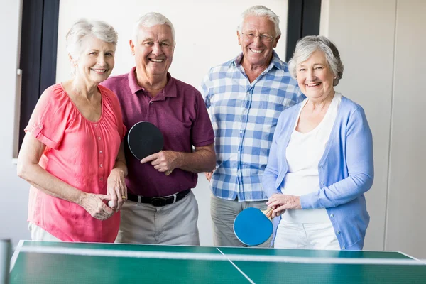 Seniorit pelaavat pingistä — kuvapankkivalokuva
