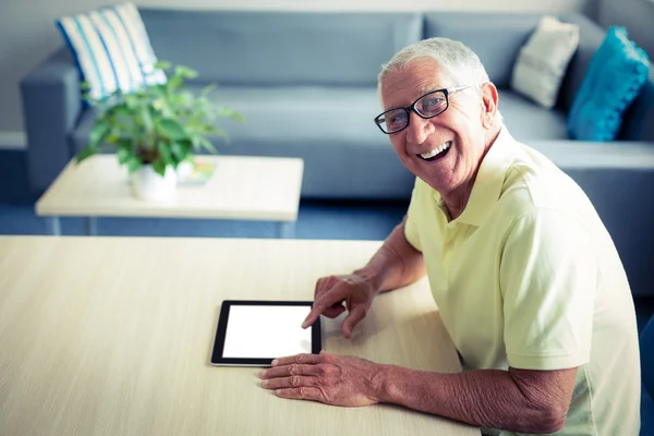 Porträtt av äldre man använder digital tablet — Stockfoto