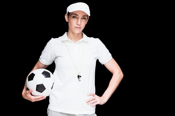 Женщина-спортсмен держит футбольный мяч — стоковое фото