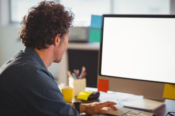 Geschäftsmann arbeitet an seinem Büro — Stockfoto