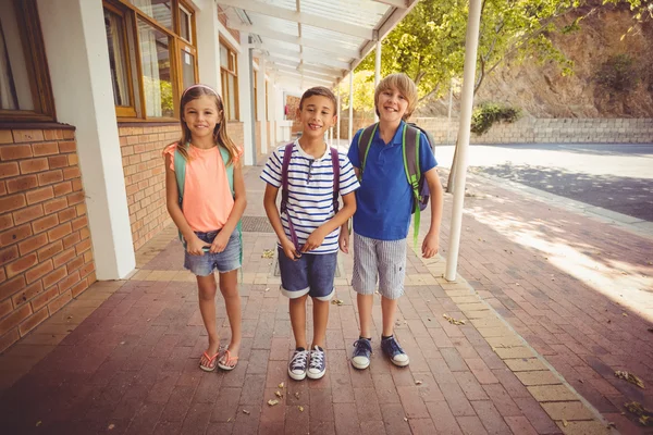 Les écoliers dans le couloir scolaire — Photo