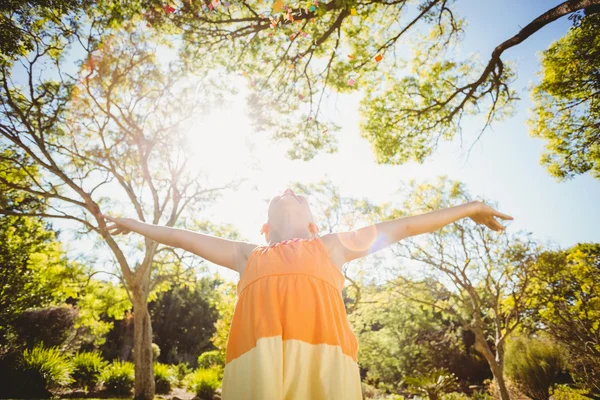 Menina de pé com os braços estendidos — Fotografia de Stock