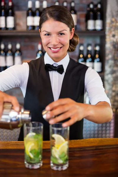 Barman leje napój z shaker do szkła — Zdjęcie stockowe