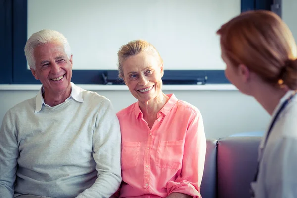 Arts en senior paar interactie met elkaar — Stockfoto