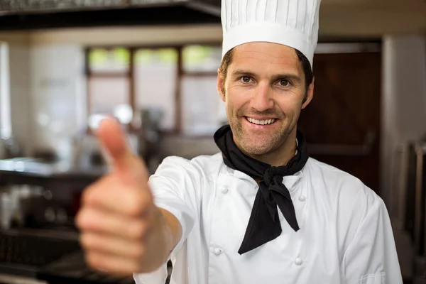 Sonriente chef mostrando pulgares hacia arriba —  Fotos de Stock