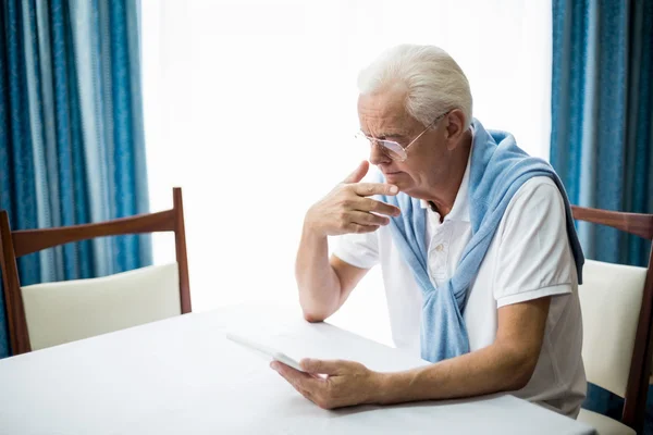 Senior usando um tablet — Fotografia de Stock