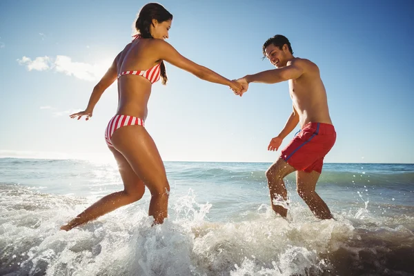 Paar spelen in water — Stockfoto