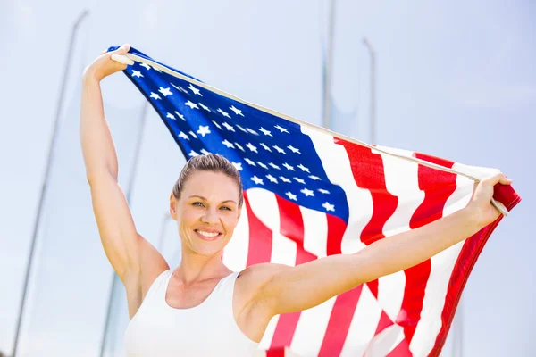 快乐的女运动员，高举美国国旗 — 图库照片