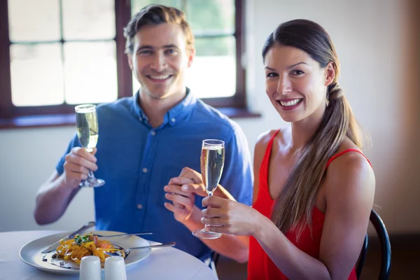 Casal tostando flautas de champanhe — Fotografia de Stock