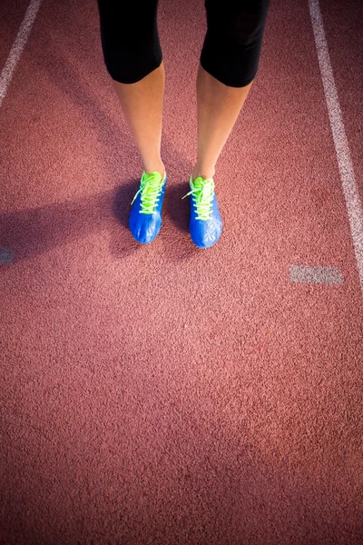 Feminino atleta pés de pé na pista de corrida — Fotografia de Stock