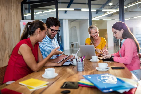 Casual business team met behulp van technologie — Stockfoto