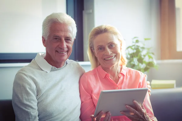 Portret van senior paar holding digitale tablet — Stockfoto
