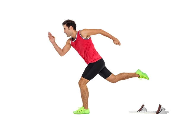 Atleta masculino seguro corriendo desde los bloques de partida — Foto de Stock