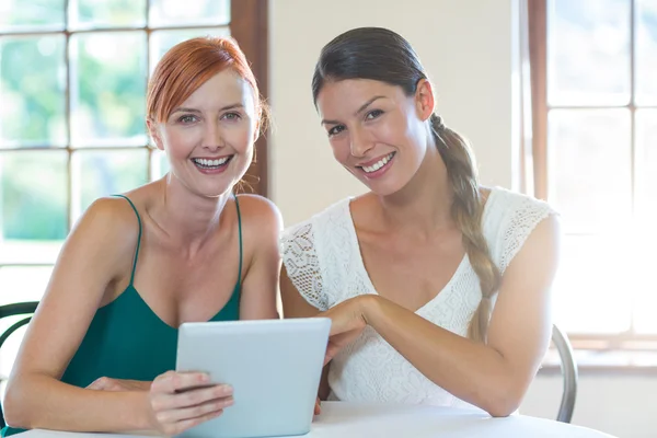 Women in restaurant with tablet — Stock Photo, Image