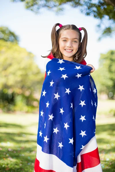 Девушка, завернутая в американский флаг — стоковое фото