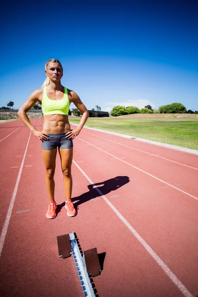 Fiduciosa atleta donna in piedi con mano sull'anca — Foto Stock