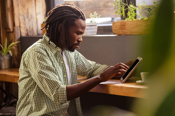 Man met een tablet-vergadering — Stockfoto