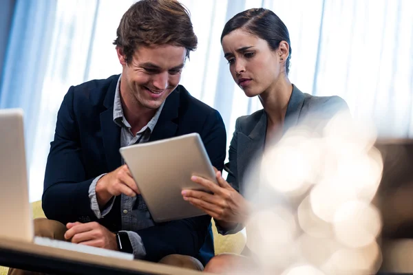 Geschäftsleute mit Tablet — Stockfoto