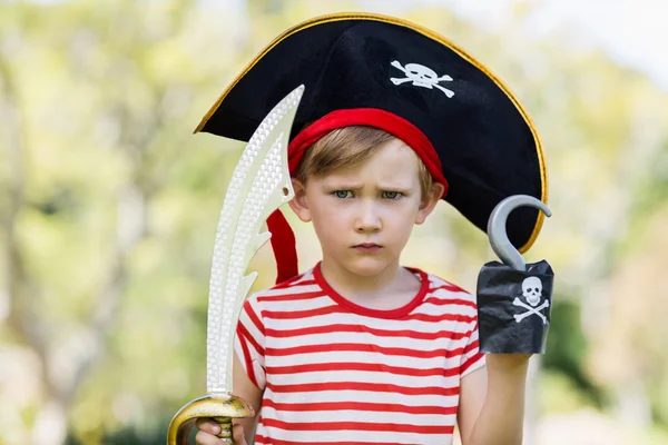 Garçon prétendant être un pirate — Photo