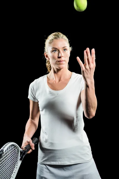 Tennisspieler hält Schläger zum Aufschlag bereit — Stockfoto