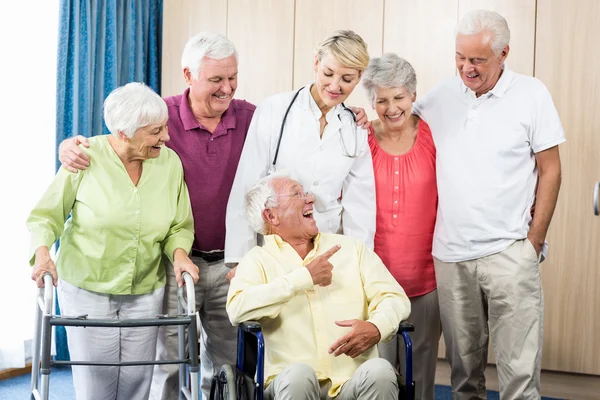 Krankenschwester und Senioren stehen zusammen — Stockfoto