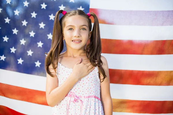 Junges Mädchen vor amerikanischer Flagge — Stockfoto