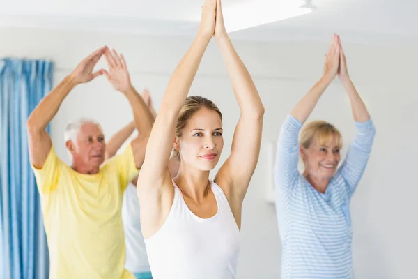 Instruktor wykonywania jogi z seniorów — Zdjęcie stockowe