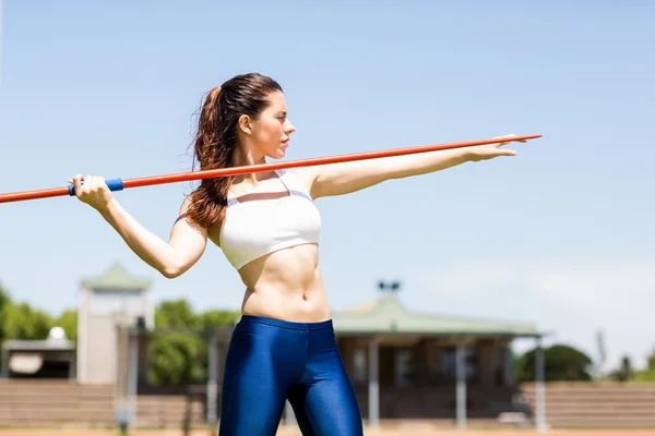 Atleta donna sul punto di lanciare un giavellotto — Foto Stock