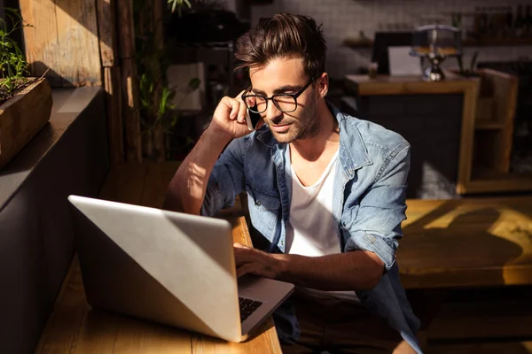 Uomo che fa telefonate — Foto Stock