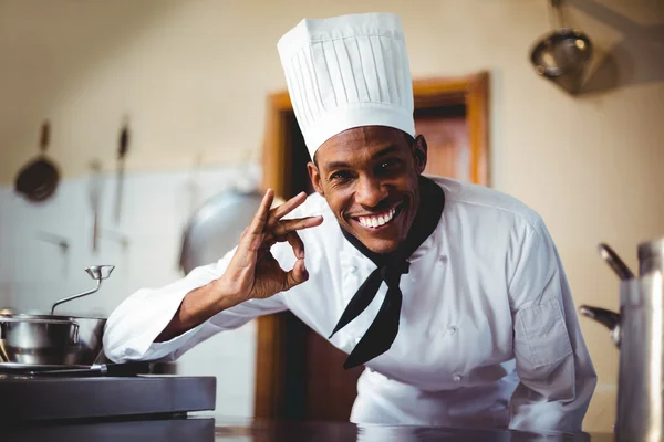 Feliz chef haciendo signo ok —  Fotos de Stock