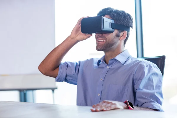 Empresário usando um dispositivo de realidade virtual — Fotografia de Stock