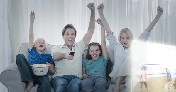 Familie kijken naar sport op televisie — Stockfoto