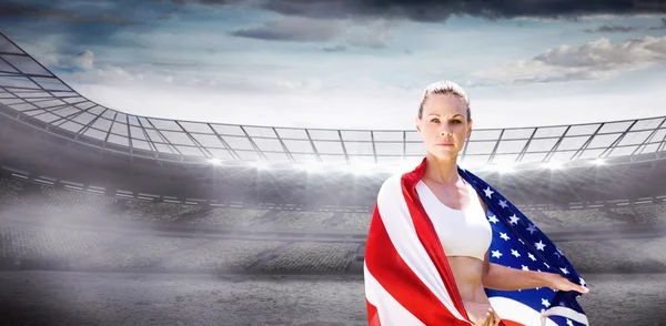 스포티 여자 들고 미국 국기 — 스톡 사진