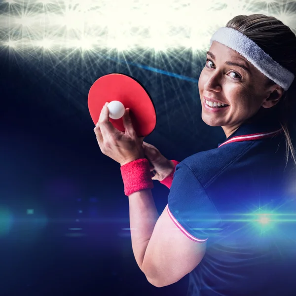 Női sportoló jelentő ping pong mérkőzés alatt — Stock Fotó