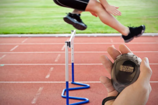 Trainer hält Stoppuhr — Stockfoto