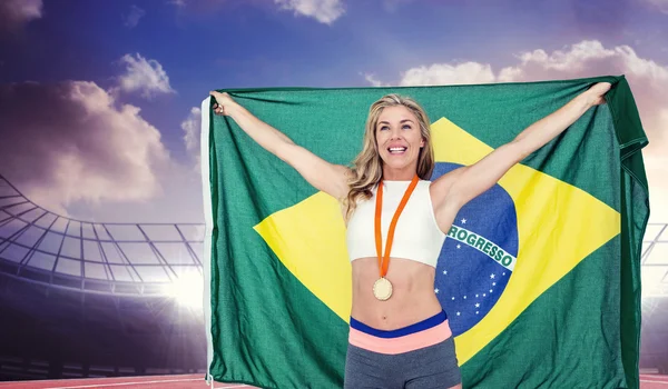 Athlète posant avec la médaille d'or après la victoire — Photo