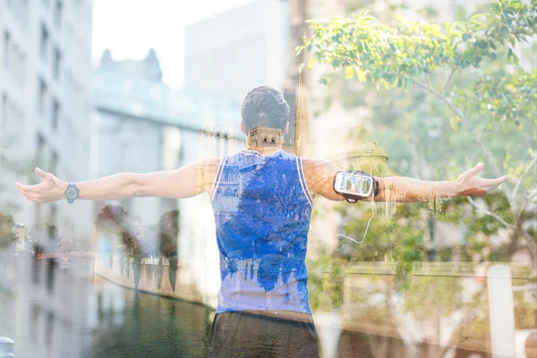 Handsome athlete enjoying sun — Stock Photo, Image