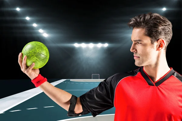 Confiado atleta hombre celebración de pelota — Foto de Stock