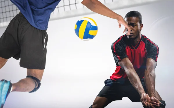 Deportista posando mientras juega voleibol — Foto de Stock