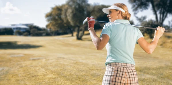 Vrouw golfen — Stockfoto