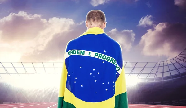 Atleet met de Braziliaanse vlag verpakt — Stockfoto